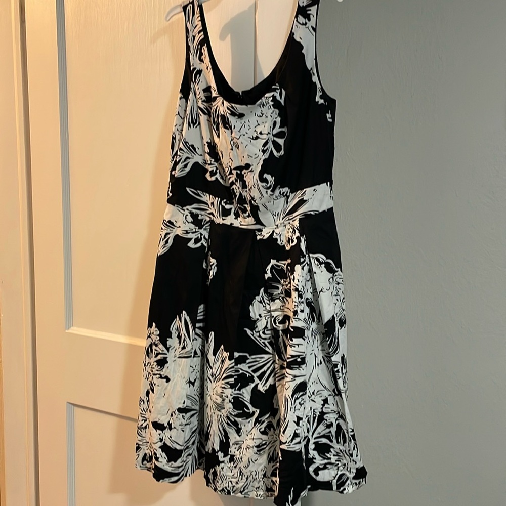White House Black Market Black and White Floral Dress